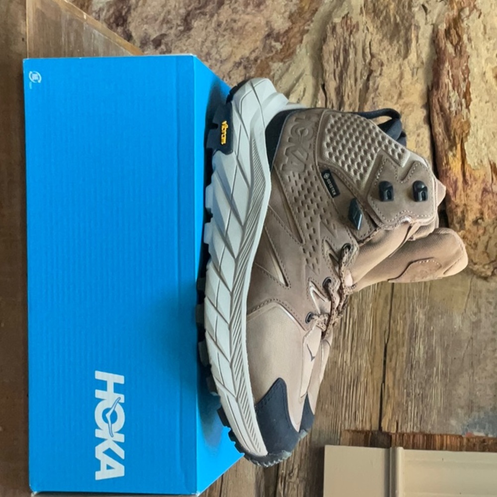 Hoka Anaconda